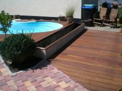 Holz-Terrasse mit integriertem Pool 